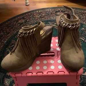 never worn sbicca clogs